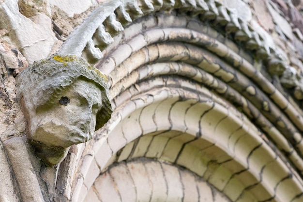 Antigua cabeza erosionada de santo en la iglesia