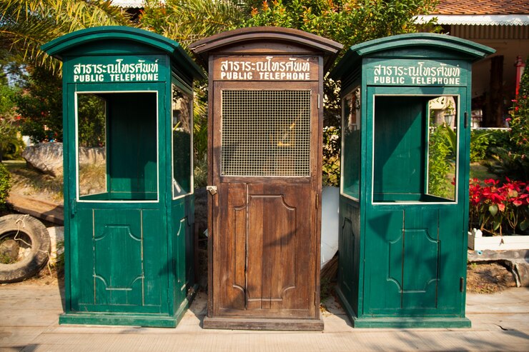 Foto antigua cabina telefónica.