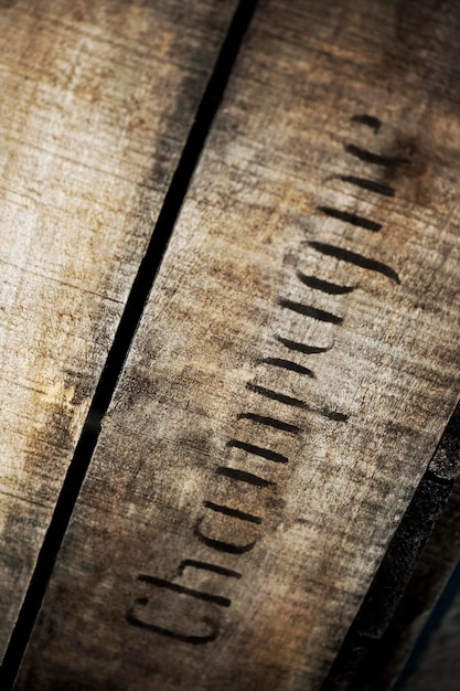 Antigua caja de madera de champán vintage en una bodega