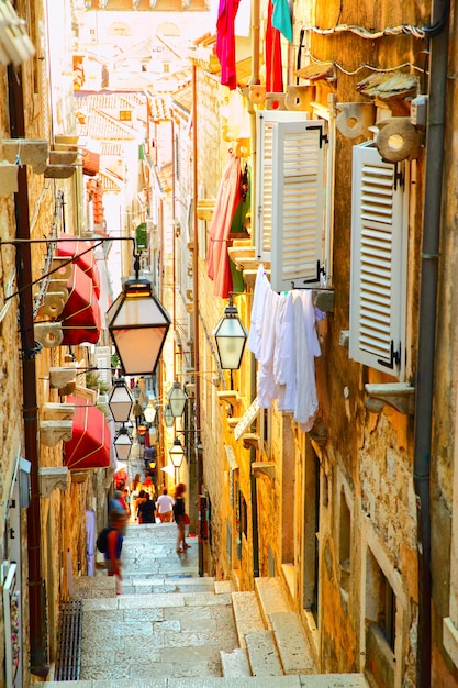 Antigua calle angosta en el casco antiguo de Dubrovnik, Croacia