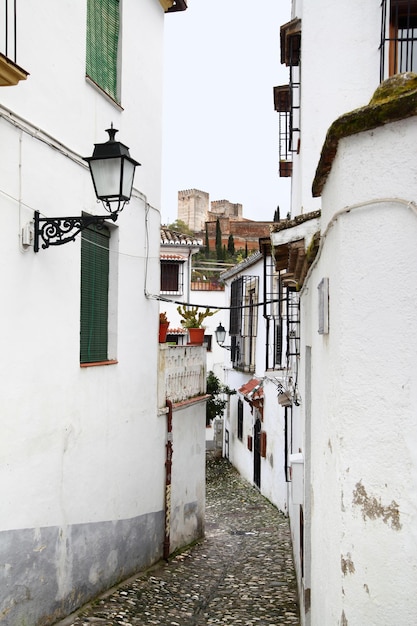 Antigua calle angosta en Granada, España