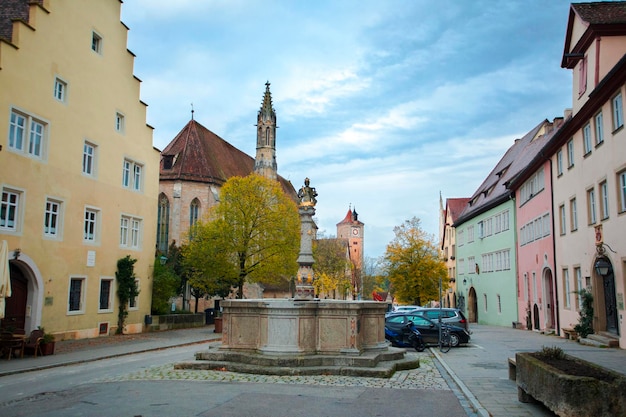 La antigua calle de la ciudad de cuento de hadas de Rothenburg, Alemania, la plaza del mercado