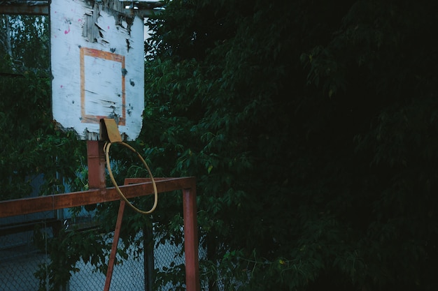 Foto antigua cancha de baloncesto con un anillo