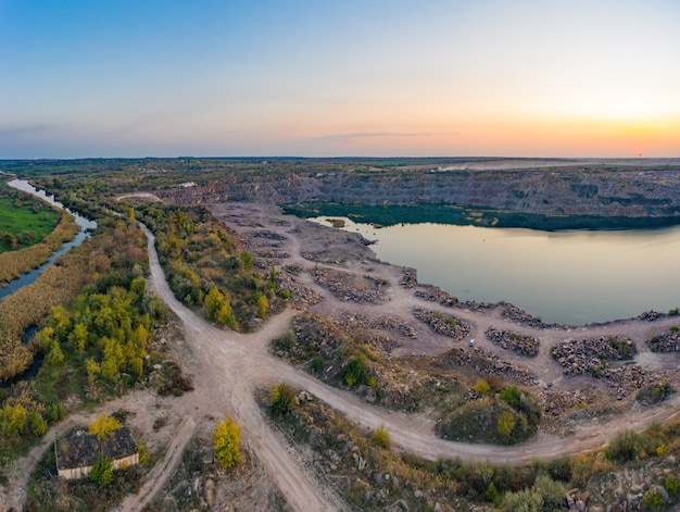 Antigua cantera de piedra inundada, sitio de extracción de piedra de granito natural