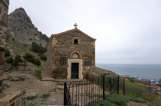 Antigua capilla en el fondo de las montañas y el mar en Sudak Crimea