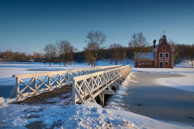 Antigua capilla en el parque de invierno cubierto de nieve