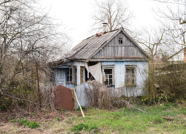 Foto antigua casa de adobe abandonada en el pueblo destruye casa