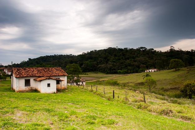 Antigua casa de campo con cielo oscuro