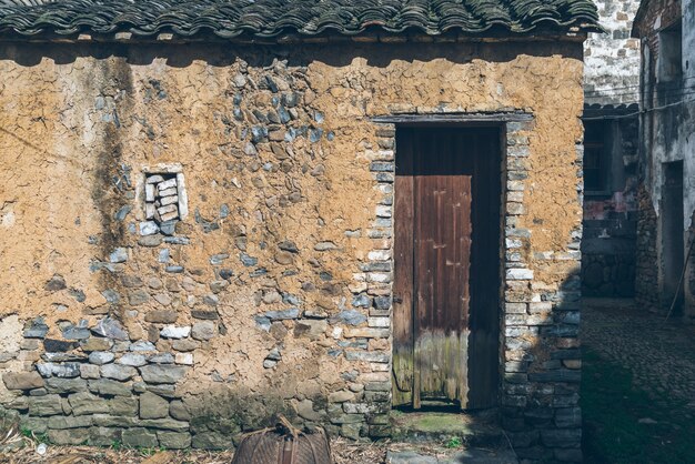 Una antigua casa china en ruinas; rústico