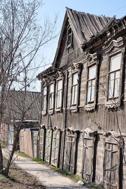 Antigua casa destartalada de madera en la ciudad de Astrakhan