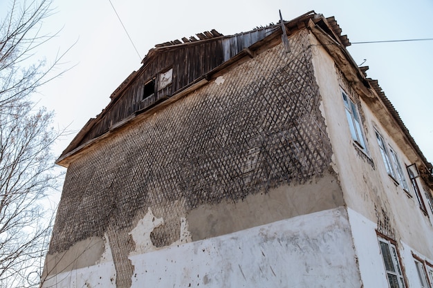Antigua casa deteriorada por la intemperie que necesita ser renovada problema de vivienda