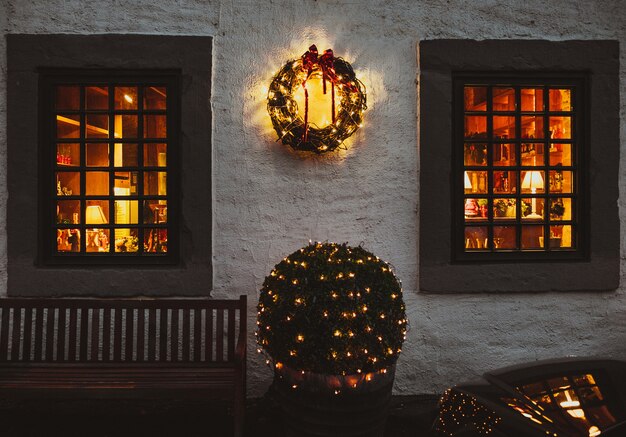 Antigua casa europea decorada para Navidad.