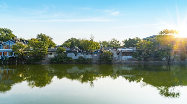 La antigua casa junto al lago en Beijing, China