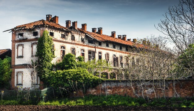 Antigua casa de labranza en un evidente estado de abandono.