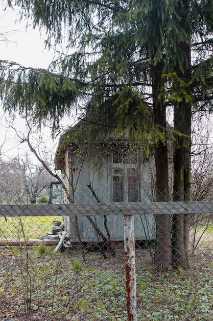 antigua casa de madera en el pueblo