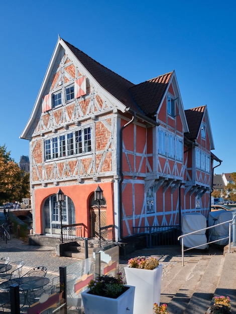 Antigua casa de madera roja en Wismar MecklenburgVorpommern Alemania