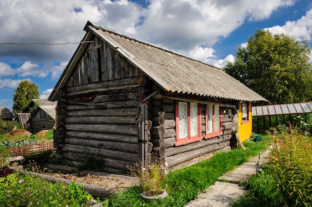 Antigua casa de madera rusa