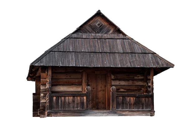 Antigua casa de madera tradicional aislada en una cabaña de troncos de fondo blanco