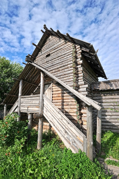 Antigua casa de madera