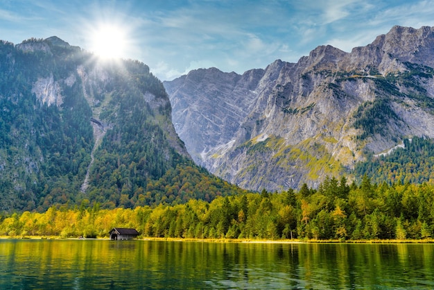 Antigua casa de pescado de madera en el lago Koenigssee Konigsee Parque Nacional Berchtesgaden Baviera Alemania