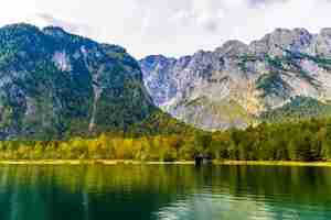 Foto antigua casa de pescado de madera en el lago koenigssee konigsee parque nacional berchtesgaden baviera alemania