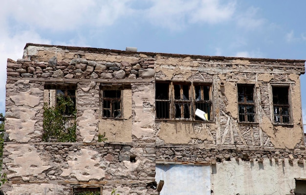 Antigua casa de piedra abandonada en Turquía