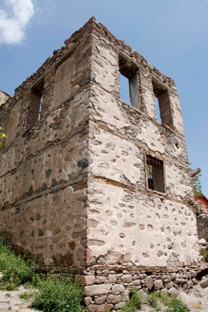 Antigua casa de piedra abandonada en Turquía