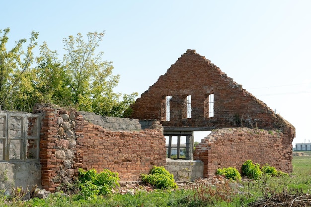 Antigua casa de piedra en ruinas en el pueblo Casa de ladrillo rojo construida en el siglo pasado Valor histórico Demolición de edificios