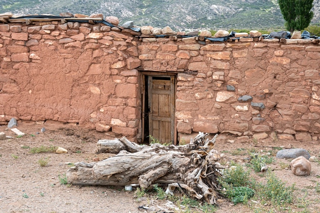 Antigua casa primitiva abandonada de los aborígenes argentinos