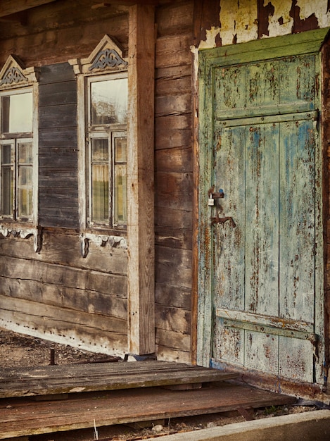 Antigua casa de pueblo de madera y puerta.