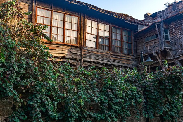 Antigua casa en ruinas en el distrito histórico para ser renovada