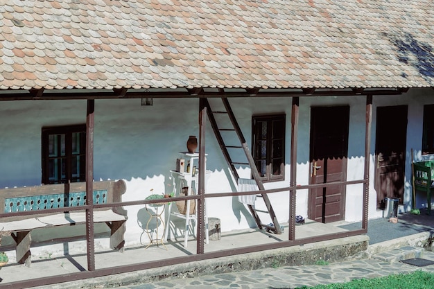 Antigua casa rural y patio con escaleras de bancos en el pueblo etnográfico de Holloko en Hungría