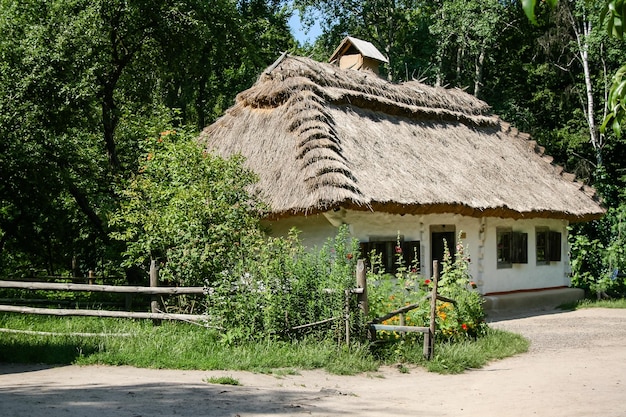 Antigua casa rural en temporada de verano