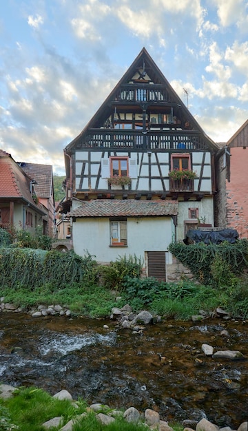 Antigua casa típica decorada del pueblo de eguisheim en la zona de Alsacia Francia