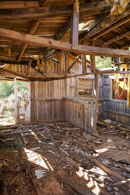 Foto antigua caseta de madera destruida por el huracán.