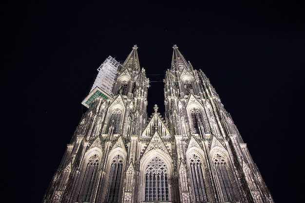 La antigua catedral de Colonia en la noche en Alemania