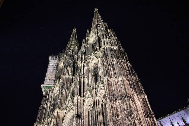 La antigua catedral de Colonia en la noche en Alemania