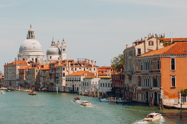 Antigua catedral de Santa Maria della Salute y Gran Canal en Venecia, Italia