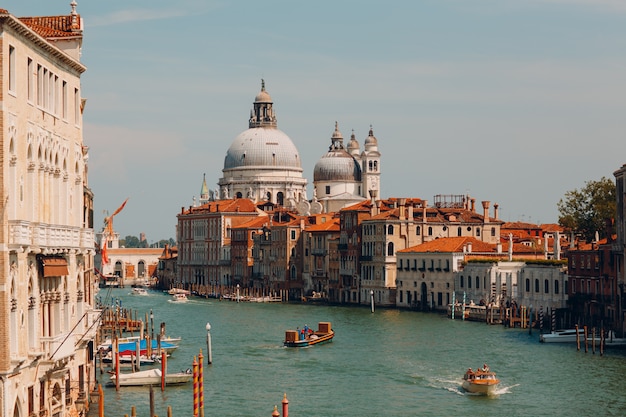 Antigua catedral de Santa Maria della Salute y Gran Canal en Venecia, Italia