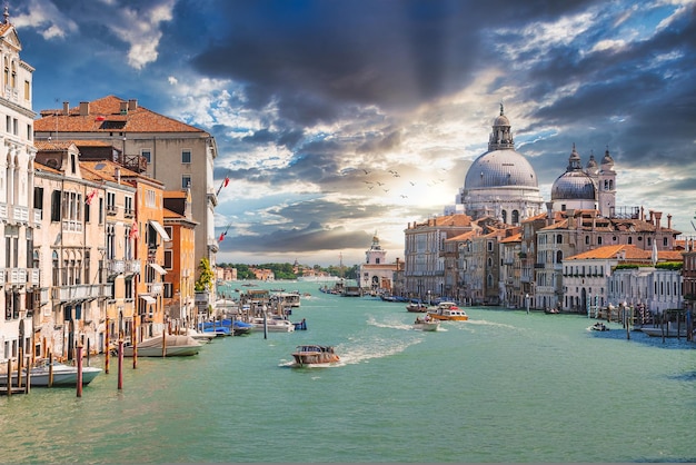 Antigua catedral de santa maria della salute en venecia italia al atardecer