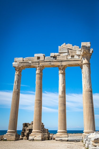 Una antigua ciudad de columnas en ruinas. Ruina. Vista de la antigua ciudad de Side, Turquía.