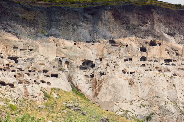 Antigua ciudad cueva en lo alto de las montañas