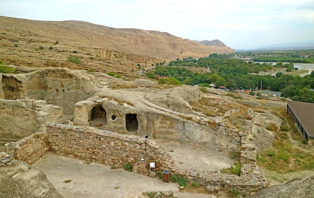 Antigua ciudad cueva de Uplistsikhe en el macizo rocoso de la orilla del río Mtkvari en la región de Shida Kartli, Georgia