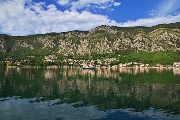 La antigua ciudad de Kotor en la costa adriática, Montenegro