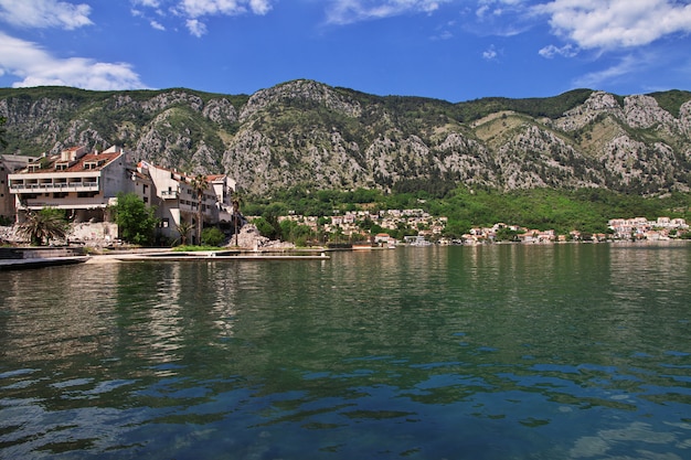 La antigua ciudad de Kotor en la costa adriática, Montenegro