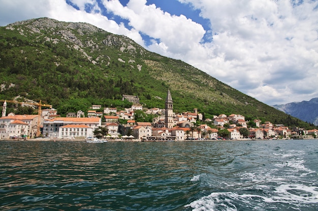 La antigua ciudad de Perast en la costa adriática, Montenegro