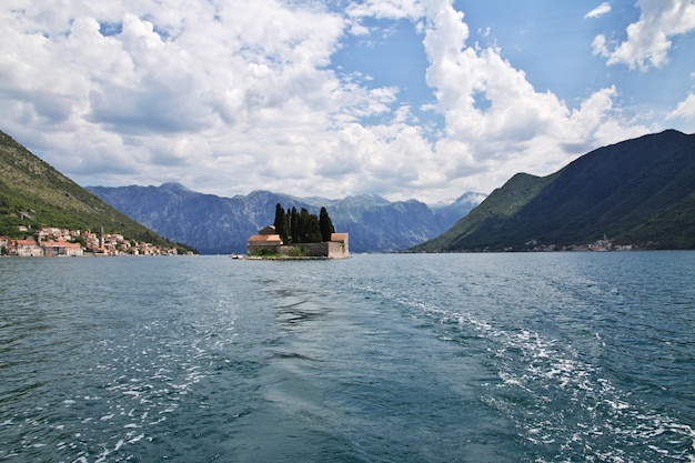 La antigua ciudad de Perast en la costa adriática, Montenegro