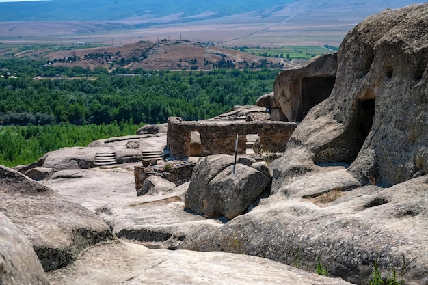 Antigua ciudad de piedra con vistas a la naturaleza verde