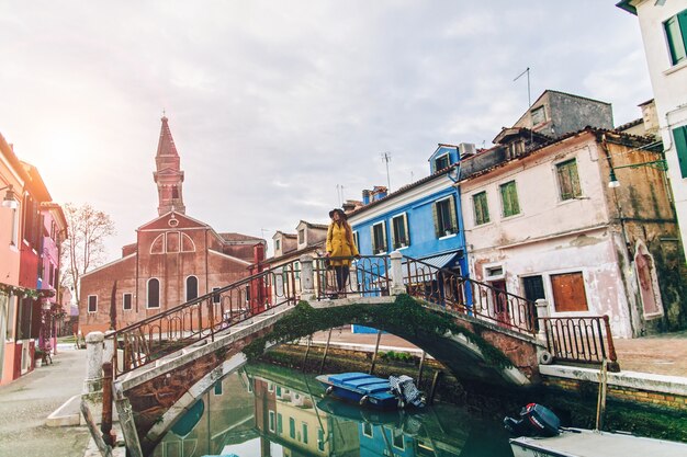 Antigua ciudad romántica con canal