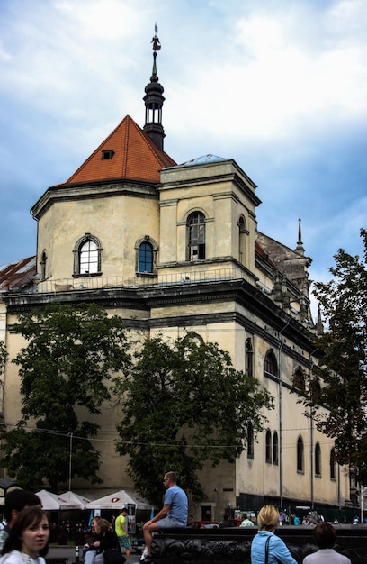 La antigua ciudad ucraniana de Lviv, edificios antiguos y lugares de interés de la ciudad.